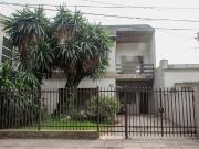 PERMUTA Casa 5 amb. Moron, jardín. Amplio terreno