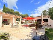PERNES LES FONTAINES, villa de charme avec piscine, dans...