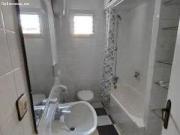 PERSONAS DE PASO. Macarena, junto al centro. Excelente...