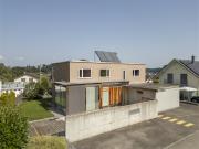 Pflegeleichter Umschwung mit viel Parkplätzen Bösingen