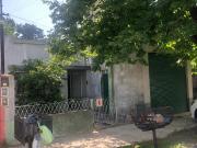 PH EN VENTA EN C/FRENTE CON AMPLIO JARDÍN LANUS O