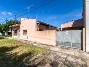 PH EN VENTA, GONNET. COCHERA Y DOS LOCALES