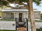 Picture Perfect Family Living in the Heart of Bulimba