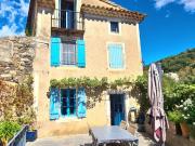 Village pittoresque avec cafe et depot de pain, situe a...