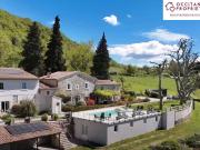 Pierres anciennes, collines douces, silence doré