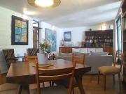 Pieza amplia con vista al jardín aledaña al Metro...