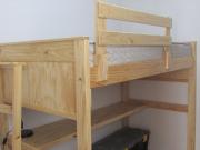 Pieza para hombre en el barrio Italia con estacionamiento