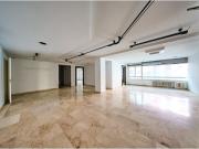 PISAZO EN PLAZA ISABEL LA CATOLICA