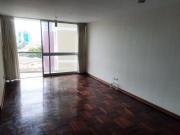 Ubicación buenísima: Av. San Felipe, universidad,...