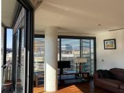 Piso alto de dos dormitorios con balcón, soleado con...