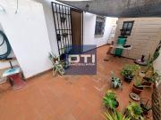 Piso cerca del centro con patio privado. 4 habitaciones...