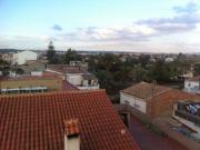 SE VENDE PISO CON TERRAZA Y VISTAS A LOS JERÓNIMOS – A 5...