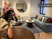 Piso de 3 habitaciones en alquiler en Embajadores, Madrid