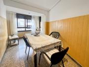 Piso de 4 habitaciones y 2 baños con buenas comunicaciones