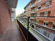 Piso de tres dormitorios amueblado con balcón en Sants...