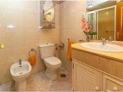 PISO EN CASCO ANTIGUO DE TRES DORMITORIOS, DOS...