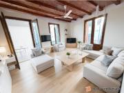 PISO EN FINCA REGIA CON 6 BALCONES EN VENTA EN EL BARRIO...