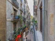 Piso en venta en Barcelona, Raval. Amplio piso en el...