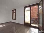 Piso en venta en Barcelona, Sant Antoni. Amplio piso de...