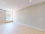 Piso en venta en Barcelona, Sant Antoni. Ático reformado...