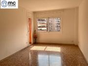 Piso en venta en Barcelona, Sants. Piso de 4...