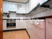 Piso en venta en Barcelona, Turó de la Peira. Entresuelo...