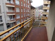Piso en venta en Eibar. Vivienda exterior con terraza y...