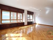 Piso en venta en Gijón, Centro. Venta de amplio piso en...