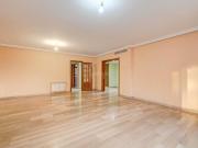 Piso en venta en Valencia, Mestalla. Amplio piso...