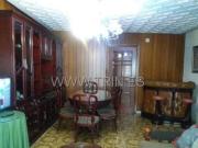 Piso exterior de cuatro habitaciones con balcón exterior