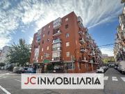 Piso para reformar con terraza en el barrio de La...