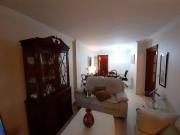 ¡Piso reformado de 3 dormitorios con terraza y ascensor...