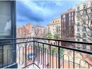 PISO TOTALMENTE EXTERIOR CON DOS BALCONES EN EL BARRIO...