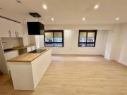 Piso totalmente reformado de tres dormitorios y dos...