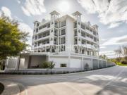 Pisos con terrazas y piscina comunitaria en Bigastro...