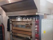 PIZZERIA double four sur un carrefour fréquenté