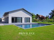 Plain pied contemporain avec piscine et prestations haut de