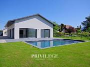 Plain pied contemporain avec piscine et prestations haut...