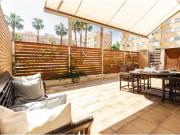 Planta baja con terraza y zona comunitaria con piscina