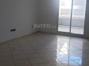 Plateau bureau aménagé à côté rond point alyasir