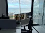 Plateau de bureau avec vue sur mer