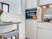 Platinum Plus En Suite C Has an Apartment