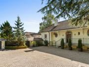 Platz und Eleganz für diese 12 Zimmer Immobilie am...