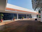 Plaza comercial con ubicación de lujo en esquina