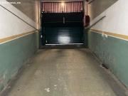 Plaza de aparcamiento en el centro para coche pequeño