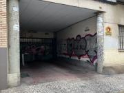 Plaza de garaje junto a edificio Trovador
