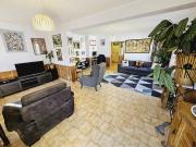 Plein pied a Quillan avec grande cour et 5 garages