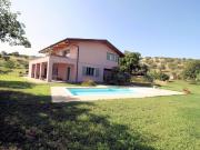 Podere con ampio terreno e piscina in vendita a Massa...