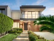 Poolside entertainer of the very highest calibre