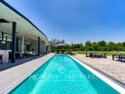 Por viaje vende a puerta cerrada, moderna casa con 2...